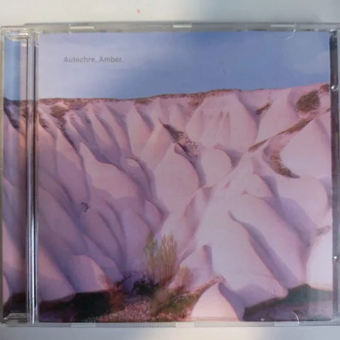 Обложка альбома «Amber» — исполнитель AUTECHRE